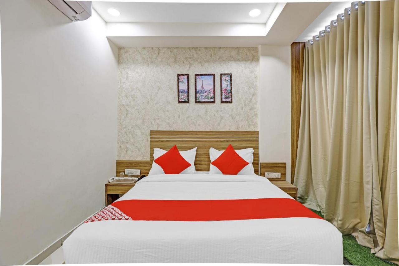 Oyo Flagship 86605 Hotel The Meriton อาเมดาบัด ภายนอก รูปภาพ