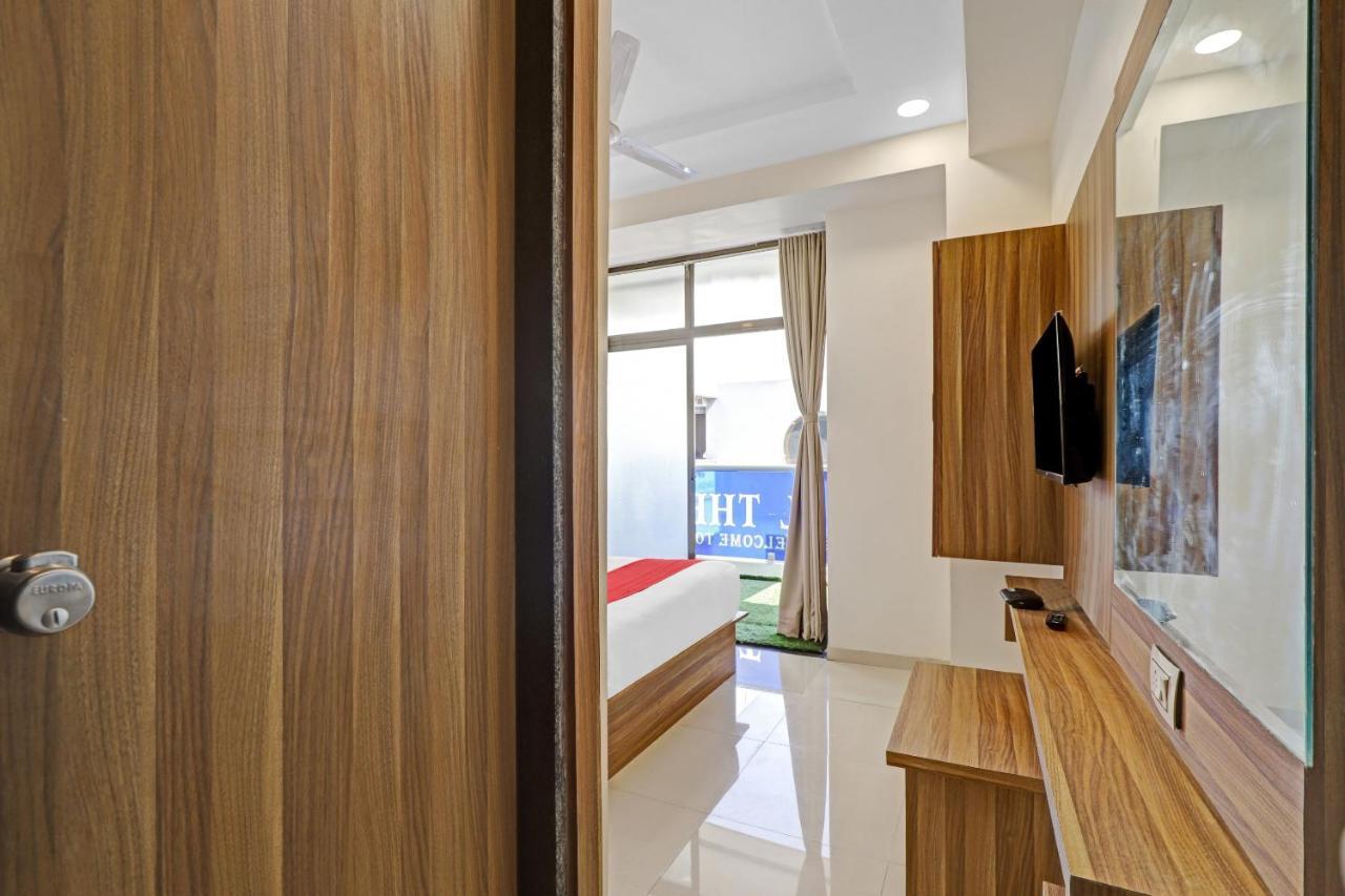 Oyo Flagship 86605 Hotel The Meriton อาเมดาบัด ภายนอก รูปภาพ