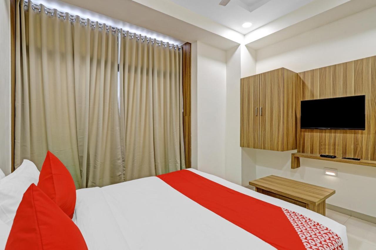 Oyo Flagship 86605 Hotel The Meriton อาเมดาบัด ภายนอก รูปภาพ