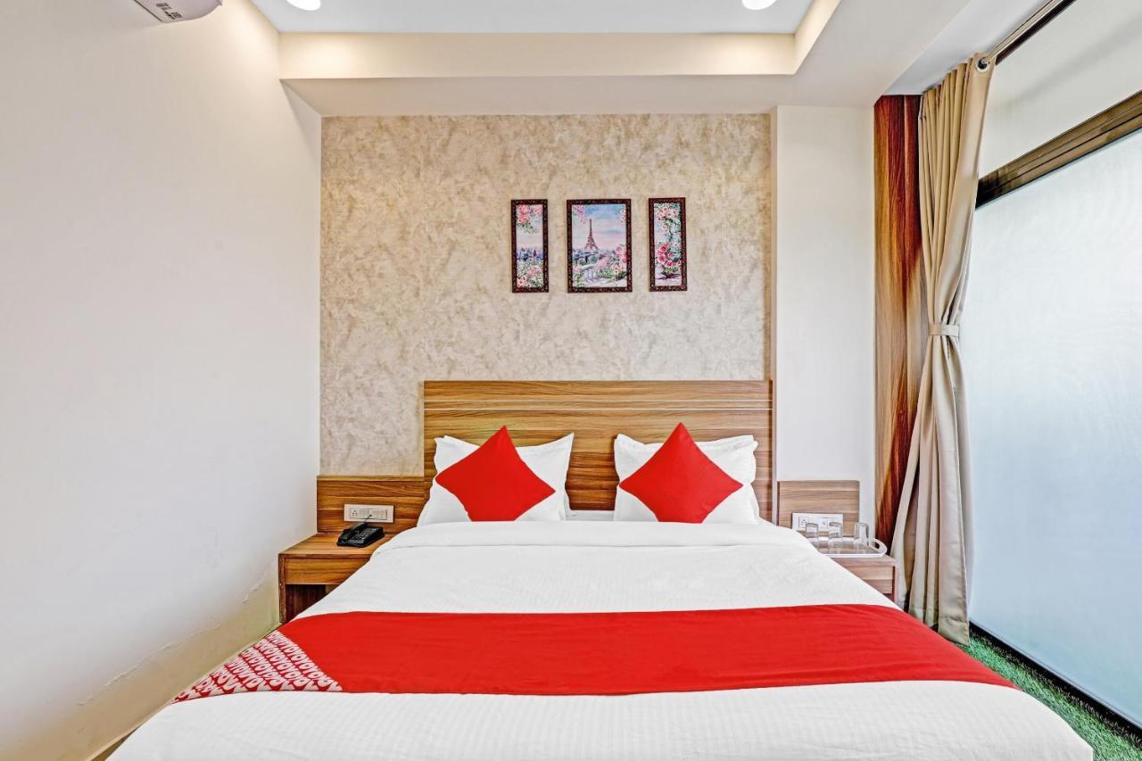 Oyo Flagship 86605 Hotel The Meriton อาเมดาบัด ภายนอก รูปภาพ
