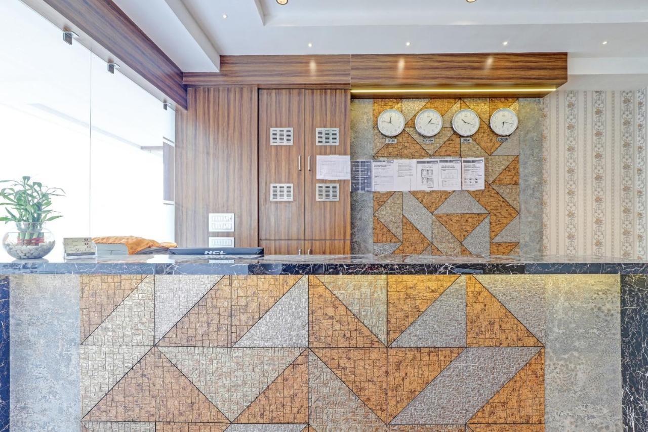 Oyo Flagship 86605 Hotel The Meriton อาเมดาบัด ภายนอก รูปภาพ