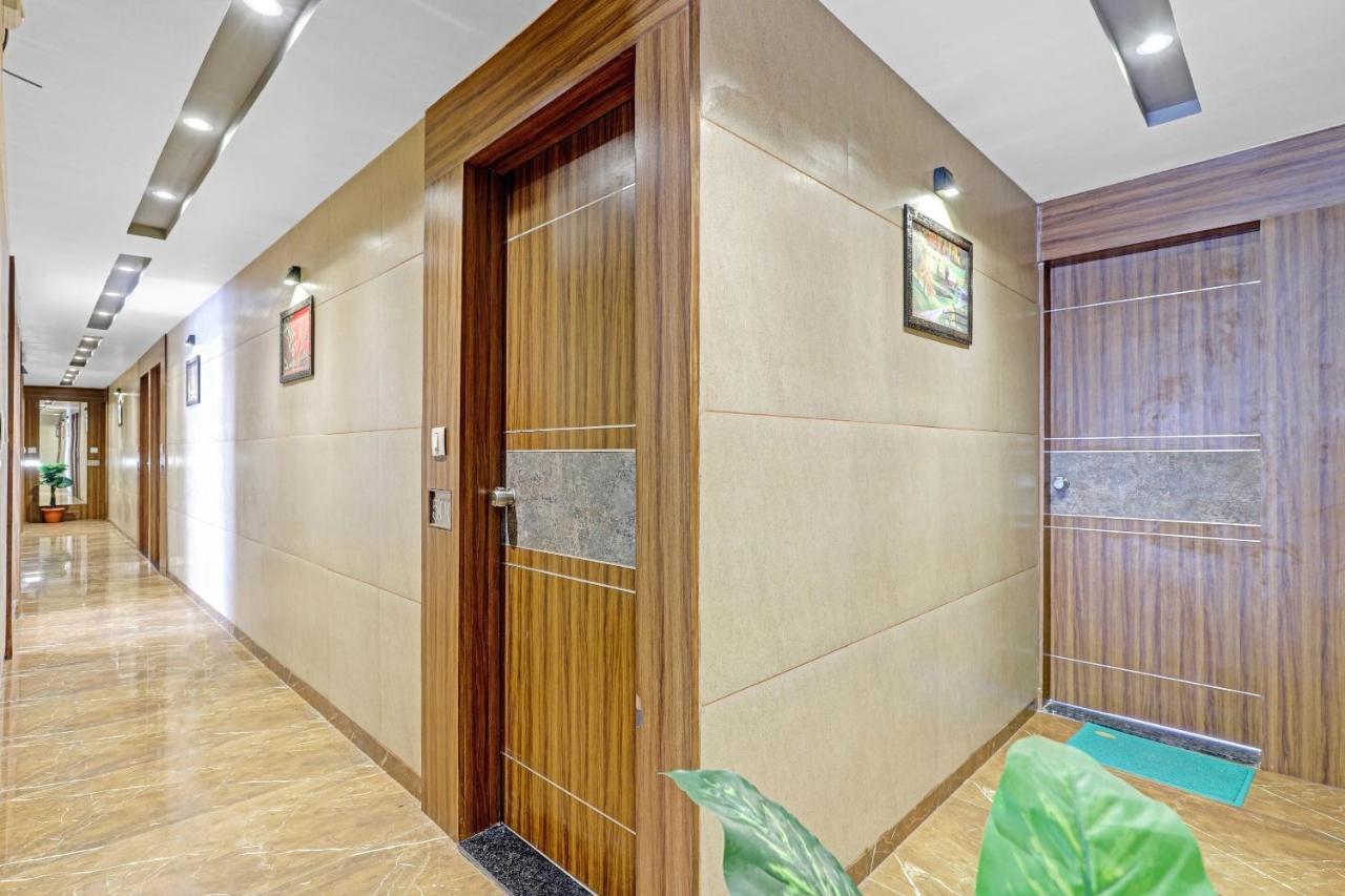 Oyo Flagship 86605 Hotel The Meriton อาเมดาบัด ภายนอก รูปภาพ