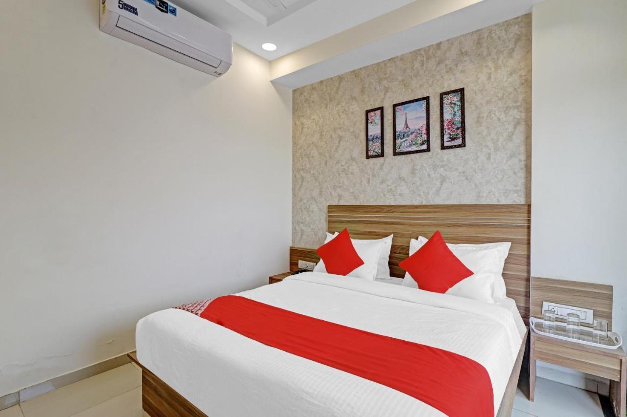 Oyo Flagship 86605 Hotel The Meriton อาเมดาบัด ภายนอก รูปภาพ