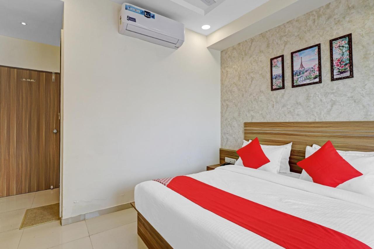 Oyo Flagship 86605 Hotel The Meriton อาเมดาบัด ภายนอก รูปภาพ