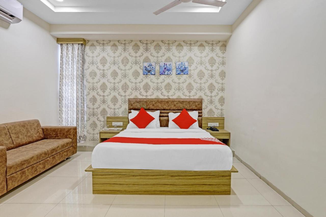 Oyo Flagship 86605 Hotel The Meriton อาเมดาบัด ภายนอก รูปภาพ