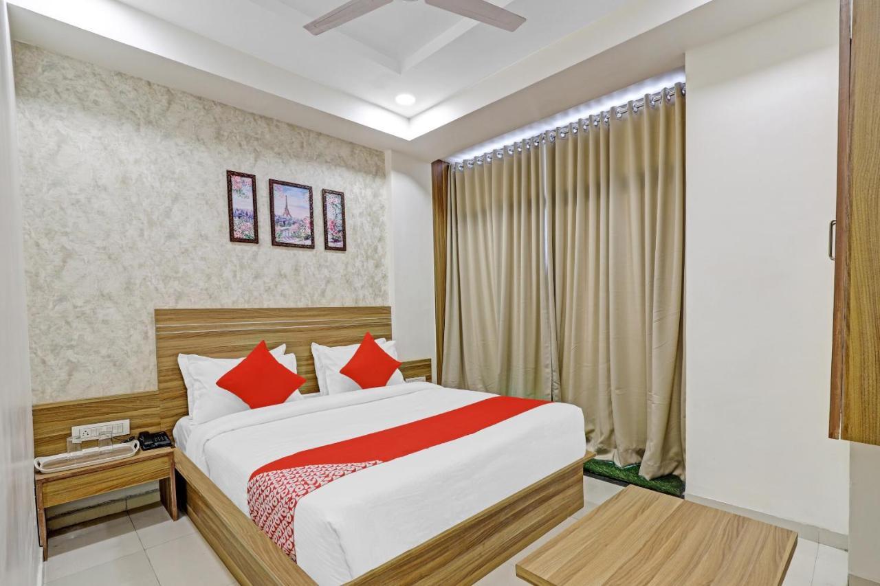 Oyo Flagship 86605 Hotel The Meriton อาเมดาบัด ภายนอก รูปภาพ