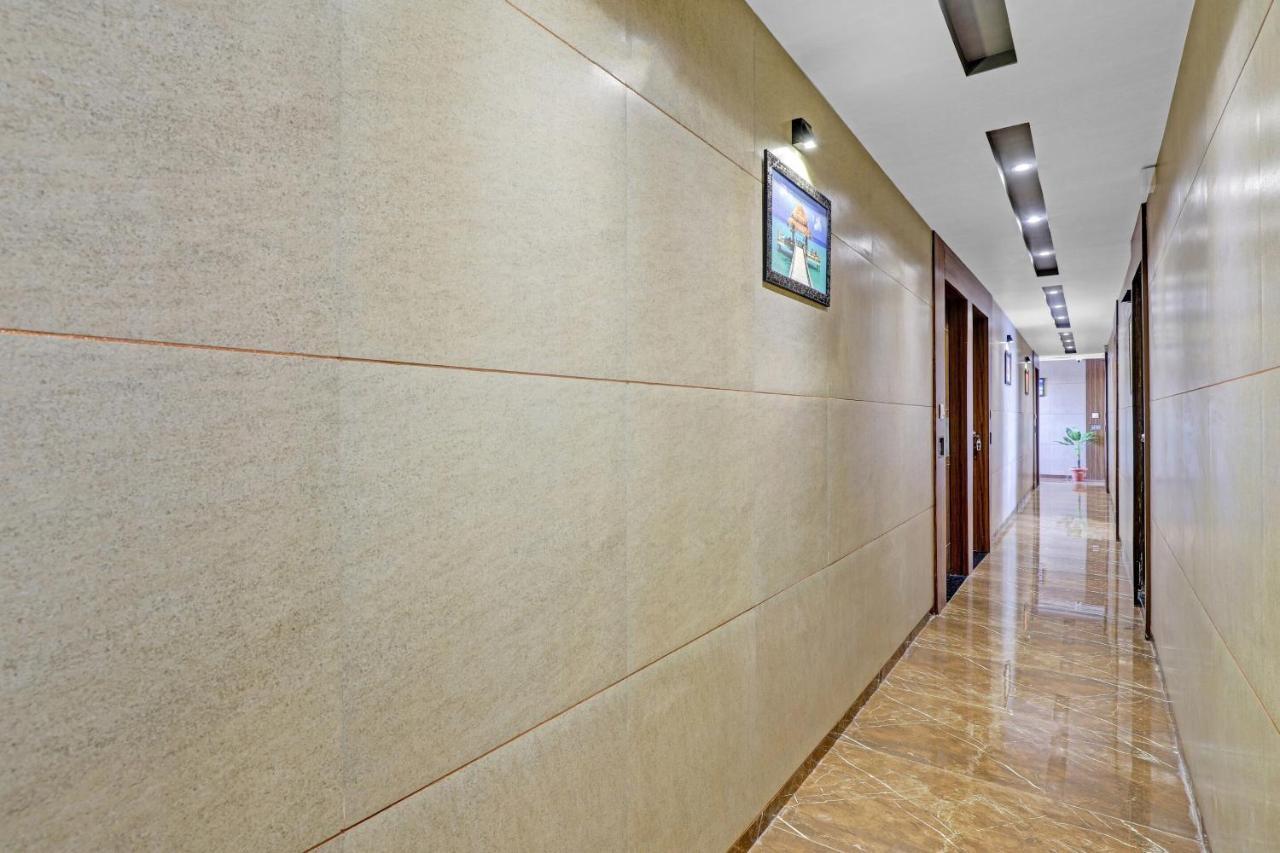 Oyo Flagship 86605 Hotel The Meriton อาเมดาบัด ภายนอก รูปภาพ