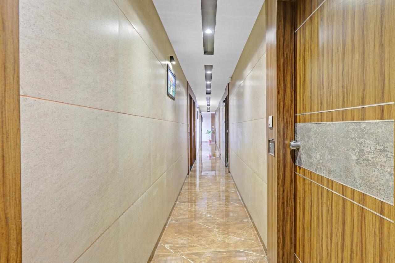 Oyo Flagship 86605 Hotel The Meriton อาเมดาบัด ภายนอก รูปภาพ