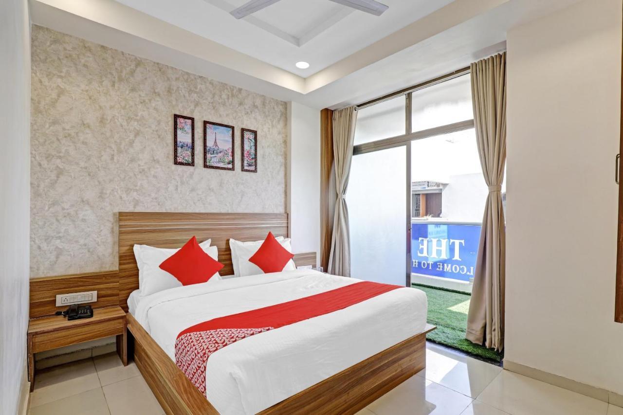 Oyo Flagship 86605 Hotel The Meriton อาเมดาบัด ภายนอก รูปภาพ
