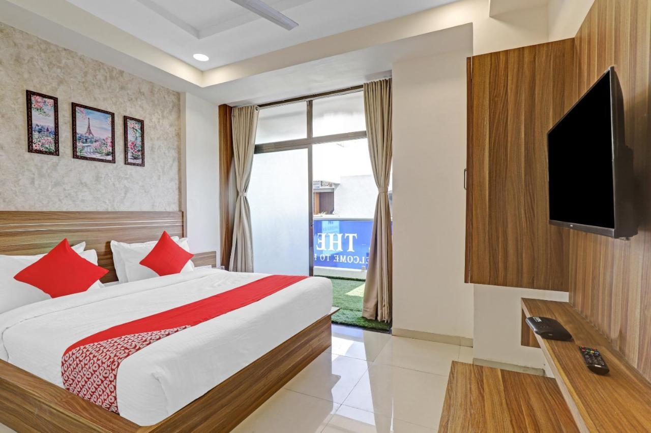 Oyo Flagship 86605 Hotel The Meriton อาเมดาบัด ภายนอก รูปภาพ