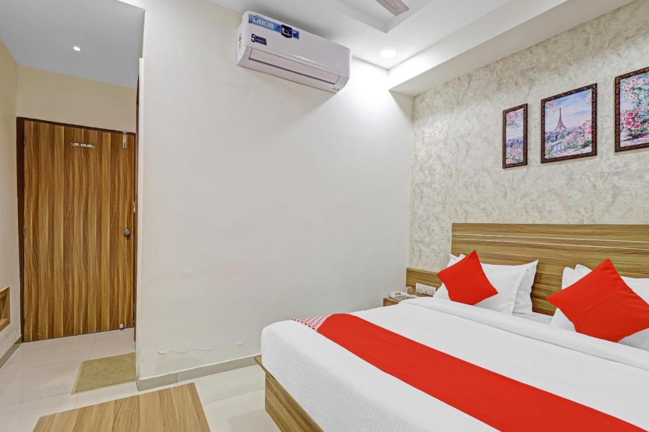 Oyo Flagship 86605 Hotel The Meriton อาเมดาบัด ภายนอก รูปภาพ