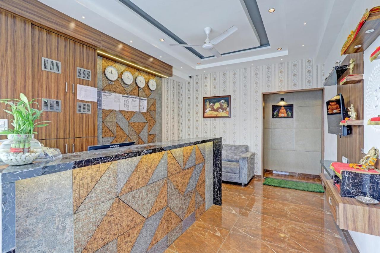 Oyo Flagship 86605 Hotel The Meriton อาเมดาบัด ภายนอก รูปภาพ